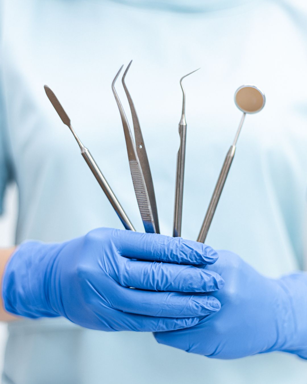 Sterile Zahnärztinstrumente in der Praxis der französischen Zahnärztin Dr. Elsa Joly.